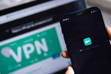 SPB, Rusya - 15 Nisan 2022: VPN Proxy Master uygulaması. Logo yakın plan. VPN başvuru fotoğrafıyla birlikte akıllı telefon.
