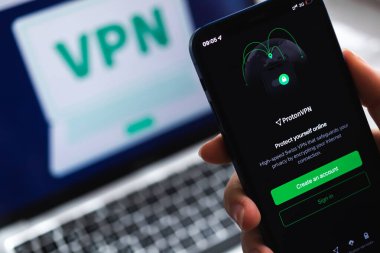 SPB, Rusya - 15 Nisan 2022: ProtonVPN uygulaması. Logo kapanıyor. VPN uygulaması ile birlikte akıllı telefon