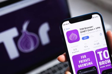SPB, Rusya - 15 Nisan 2022: VPN uygulamalı Tur Tarayıcı. Simge yakın çekim. Özel ve güvenli tarayıcı VPN uygulaması ile akıllı telefon 