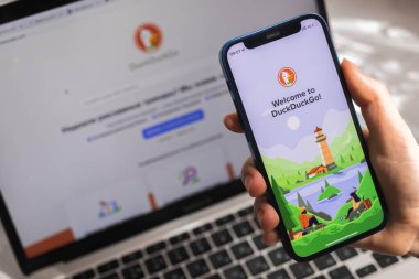 SPB, Rusya - 15 Nisan 2022: DuckDuckGo özel tarayıcı uygulaması. Logo yakın plan. Güvenli ve özel VPN başvuru fotoğrafı olan akıllı telefon.
