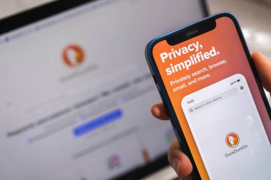 SPB, Rusya - 15 Nisan 2022: DuckDuckGo tarayıcı uygulaması. Logo kapanıyor. Güvenli ve özel VPN uygulaması olan akıllı telefon 