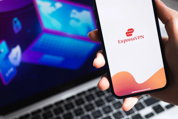 SPB, Rusya - 15 Nisan 2022: ExpressVPN uygulaması. Logo yakın plan. VPN başvuru fotoğrafıyla birlikte akıllı telefon.