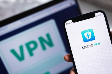 SPB, Rusya - 15 Nisan 2022: Güvenli VPN uygulaması. Logo yakın plan. VPN başvuru fotoğrafıyla birlikte akıllı telefon.