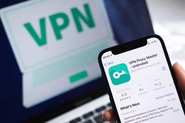 SPB, Rusya - 15 Nisan 2022: VPN Vekil Ustası Sınırsız uygulama. Simge yakın çekimi. VPN başvuru fotoğrafıyla birlikte akıllı telefon.