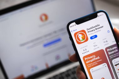 SPB, Rusya - 15 Nisan 2022: DuckDuckGo tarayıcı uygulaması. Logo yakın plan. Güvenli ve özel VPN başvuru fotoğrafı olan akıllı telefon.