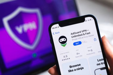 SPB, Rusya - 15 Nisan 2022: AdGuard VPN uygulaması. Simge yakın çekimi. VPN başvuru fotoğrafıyla birlikte akıllı telefon.