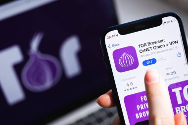 SPB, Rusya - 15 Nisan 2022: VPN uygulamalı Tur Tarayıcı. Simge yakın çekimi. Özel ve güvenli tarayıcı ile akıllı telefon, VPN uygulama fotoğrafı