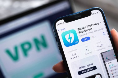 SPB, Rusya - 15 Nisan 2022: Güvenli VPN Vekil Uygulaması. Simge yakın çekimi. VPN başvuru fotoğrafıyla birlikte akıllı telefon.