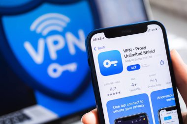 SPB, Rusya - 15 Nisan 2022: VPN Proxy Sınırsız Kalkan uygulaması. Simge yakın çekim. VPN uygulaması ile birlikte akıllı telefon 