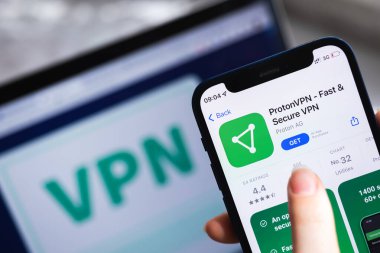 SPB, Rusya - 15 Nisan 2022: ProtonVPN uygulaması. Logo yakın plan. VPN başvuru fotoğrafıyla birlikte akıllı telefon.