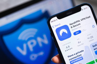 SPB, Rusya - 15 Nisan 2022 NordVPN uygulaması. Logo yakın plan. VPN başvuru fotoğrafıyla birlikte akıllı telefon.