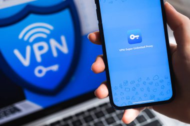 SPB, Rusya - 15 Nisan 2022: VPN Süper Sınırsız Vekil Uygulaması. Logo yakın plan. VPN başvuru fotoğrafıyla birlikte akıllı telefon.