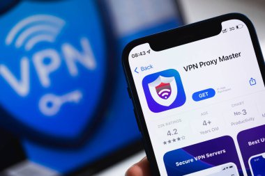 SPB, Rusya - 15 Nisan 2022: VPN Proxy Master uygulaması. Simge yakın çekimi. VPN başvuru fotoğrafıyla birlikte akıllı telefon.