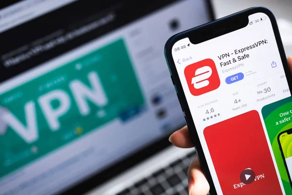 SPB, Rusya - 15 Nisan 2022: ExpressVPN uygulaması. Simge yakın çekimi. VPN başvuru fotoğrafıyla birlikte akıllı telefon.