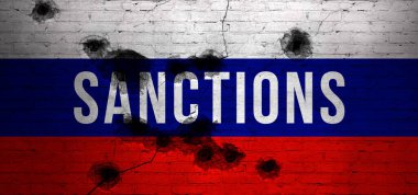 Yaptırımlar metin afişi arka planı. Rus bayrağına isabet eden kurşunlar, çatlak ve hasarlı tuğla duvar