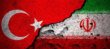 Türkiye ve İran çatışması, savaş kavramı. Bayrak pankartı arka plan, çatlamış ve hasarlı beton duvar fotoğrafı