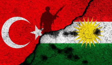 Türk-Kürt çatışması, savaş kavramı. Bayraklar arka plan, çatlamış ve hasarlı beton duvar fotoğrafı