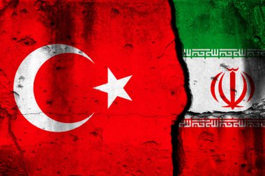 Türkiye ve İran çatışması, savaş kavramı. Kırık beton duvar fotoğrafında ulusal bayraklar