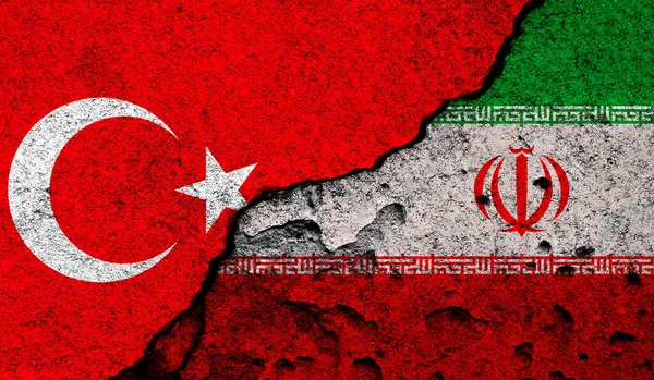 土耳其和伊朗的冲突 战争概念 旗帜背景 裂缝和损坏的混凝土墙照片 — 图库照片