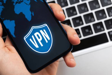 VPN uygulamasını akıllı telefonda kullanıyor. Sanal özel ağ, anonim, güvenli ve güvenli internet erişimi cep telefonundan. Masaüstü afişi, teknoloji arkaplanı 