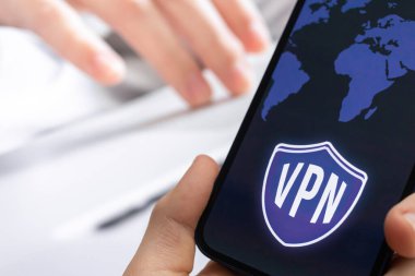Cep telefonunda VPN teknolojisi kullanıyor. Anonim ve güvenli internet erişim kavramı