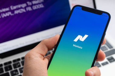 SPB, Rusya - 25 Nisan 2022: Cep telefonu ekranında Nasdaq market logosu. Finans borsası