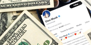 Banner Elon Musk dolar para geçmişi. İş ve hisse kavramı 