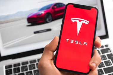 Poltava, Ukrayna - 26 Nisan 2022: Tesla elektrik logosu. Geleceğin iş ve ulaşım kavramları 