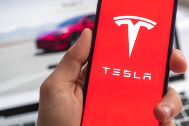 Poltava, Ukrayna - 26 Nisan 2022: Tesla elektrik logosu. Elon Musk, Geleceğin İş ve Ulaşım Konsepti 