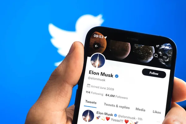 Elon Musk Twitterプロフィールとソーシャルメディアのロゴの背景 — ストック写真