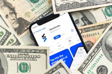 Poltava, Ukrayna - 28 Nisan 2022: Stocktwits uygulaması cep telefonu, yakın çekim, iş geçmişi. Amerikalı sosyal medya şirketi StockTwits fotoğrafı