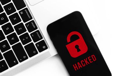 Hackleme, gizlilik ve güvenlik mobil veri kavramı. Asma kilit ikonlu akıllı telefon ve hacklenmiş metin. Modern teknoloji, koruma 