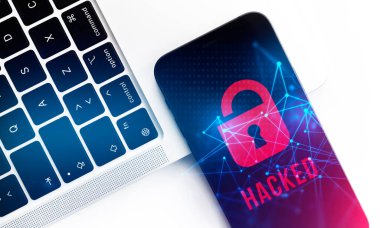 Hackleme, gizlilik ve güvenlik mobil veri kavramı. Asma kilit ikonlu akıllı telefon ve hacklenmiş metin. Modern teknoloji, koruma 