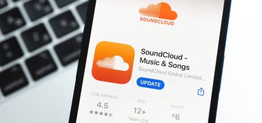 Poltava, Ukrayna - 2 Mayıs 2022: Ses bulutu uygulaması logosu yakın plan, afiş fotoğrafı. Cep telefonu için müzik akışı uygulaması