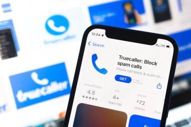Poltava, Ukrayna - 2 Mayıs 2022: Truecaller mobil uygulama simgesi kapatma görünümü, uygulama 
