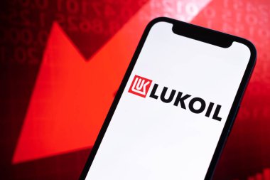 Lukoil petrol fiyatları, logo yakın plan. Çöküş, petrol krizi, borsa grafiklerinde kırmızı ok.