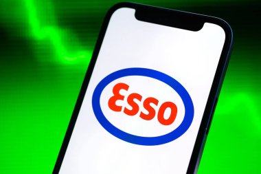 Poltava, Ukrayna - 9 Mayıs 2022: Esso petrol fiyatları endeksi, yakın plan logo. Yeşil borsa grafikleri. Benzin ve enerji endüstrisi kavramı