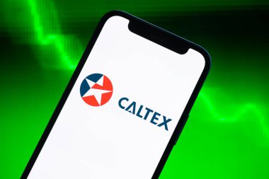 Poltava, Ukrayna - 9 Mayıs 2022: Caltex petrol fiyatları endeksi, yakın plan logo. Yeşil borsa grafikleri. Benzin ve enerji endüstrisi kavramı
