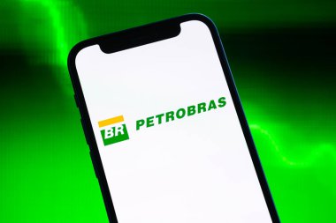 Poltava, Ukrayna - 9 Mayıs 2022: Petrobras petrol fiyatları endeksi, yakın plan logo. Yeşil borsa grafikleri. Benzin ve enerji endüstrisi kavramı