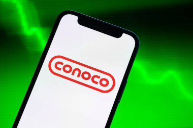 Poltava, Ukrayna - 9 Mayıs 2022: Conoco petrol fiyatları endeksi, yakın plan logo. Yeşil borsa grafikleri. Benzin ve enerji endüstrisi kavramı