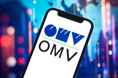 Poltava, Ukrayna - 11 Mayıs 2022: OMV logo şirketi, doğalgaz ve petrol fiyatları, enerji endüstrisi. Petrol borsası grafikleri, küresel finans geçmişi. Benzin ve dizel konsept fotoğraf