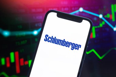Poltava, Ukrayna - 11 Mayıs 2022: Schlumberger logo şirketi, doğalgaz ve petrol fiyatları, enerji sanayii. Petrol borsası grafikleri, küresel finans geçmişi. Benzin ve dizel konsept fotoğraf