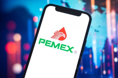 Poltava, Ukrayna - 11 Mayıs 2022: Pemex logo şirketi, doğalgaz ve petrol fiyatları, enerji sanayii. Petrol borsası grafikleri, küresel finans geçmişi. Benzin ve dizel konsept fotoğraf