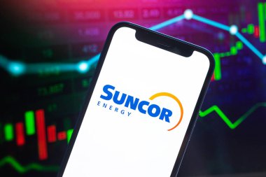 Poltava, Ukrayna - 11 Mayıs 2022: Suncor logo şirketi, doğalgaz ve petrol fiyatları, enerji sanayii. Petrol borsası grafikleri, küresel finans geçmişi. Benzin ve dizel konsept fotoğraf