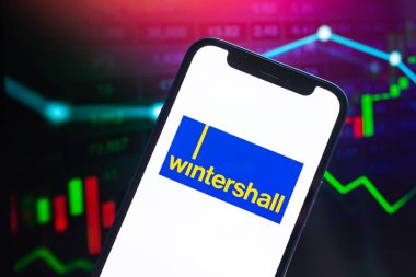 Poltava, Ukrayna - 11 Mayıs 2022: Wintershall logo şirketi, doğalgaz ve petrol fiyatları, enerji sanayii. Petrol borsası grafikleri, küresel finans geçmişi. Benzin ve dizel konsept fotoğraf