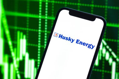 Poltava, Ukrayna - 11 Mayıs 2022: Husky Enerji logo şirketi, doğalgaz ve petrol fiyatları, enerji sanayii. Petrol borsası grafikleri, küresel finans geçmişi. Benzin ve dizel konsept fotoğraf