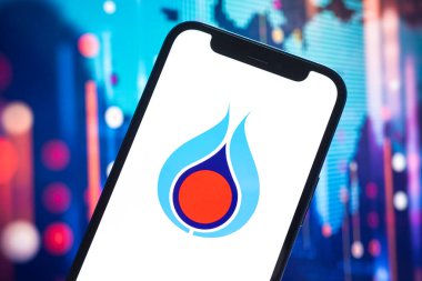 Poltava, Ukrayna - 11 Mayıs 2022: PTT logo şirketi, doğalgaz ve petrol fiyatları, enerji sanayii. Petrol borsası grafikleri, küresel finans geçmişi. Benzin ve dizel konsept fotoğraf