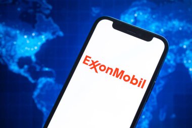 Poltava, Ukrayna - 11 Mayıs 2022: Exxonmobil logo şirketi, doğalgaz ve petrol fiyatları, enerji sanayii. Petrol borsası grafikleri, küresel finans geçmişi. Benzin ve dizel konsept fotoğraf