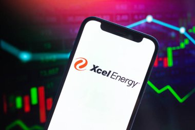 Poltava, Ukrayna - 11 Mayıs 2022: Xcel Enerji logo şirketi, doğalgaz ve petrol fiyatları, enerji sanayii. Petrol borsası grafikleri, küresel finans geçmişi. Benzin ve dizel konsept fotoğraf