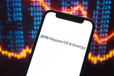 Poltava, Ukrayna - 12 Mayıs 2022: JXTG Nippon logo şirketi, doğalgaz ve petrol fiyatları, enerji endüstrisi. Petrol borsası grafikleri, küresel finans geçmişi. Benzin ve dizel konsept fotoğraf